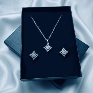 Diamond-Shaped Silver Jewelry Set – Necklace & Earrings